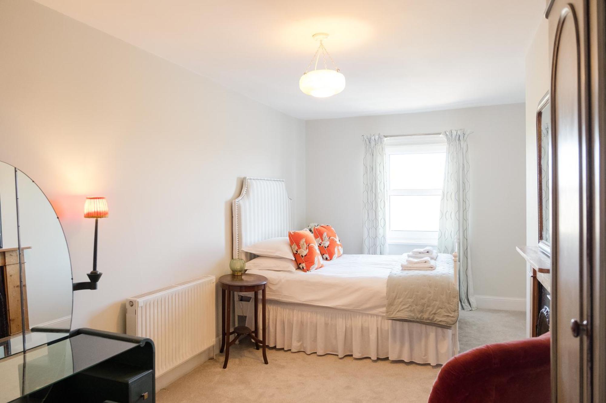 Southsea, Portsmouth - Two Bedroom Apartment - Newly Refurbished Throughout - Treetop Sea Views Esterno foto